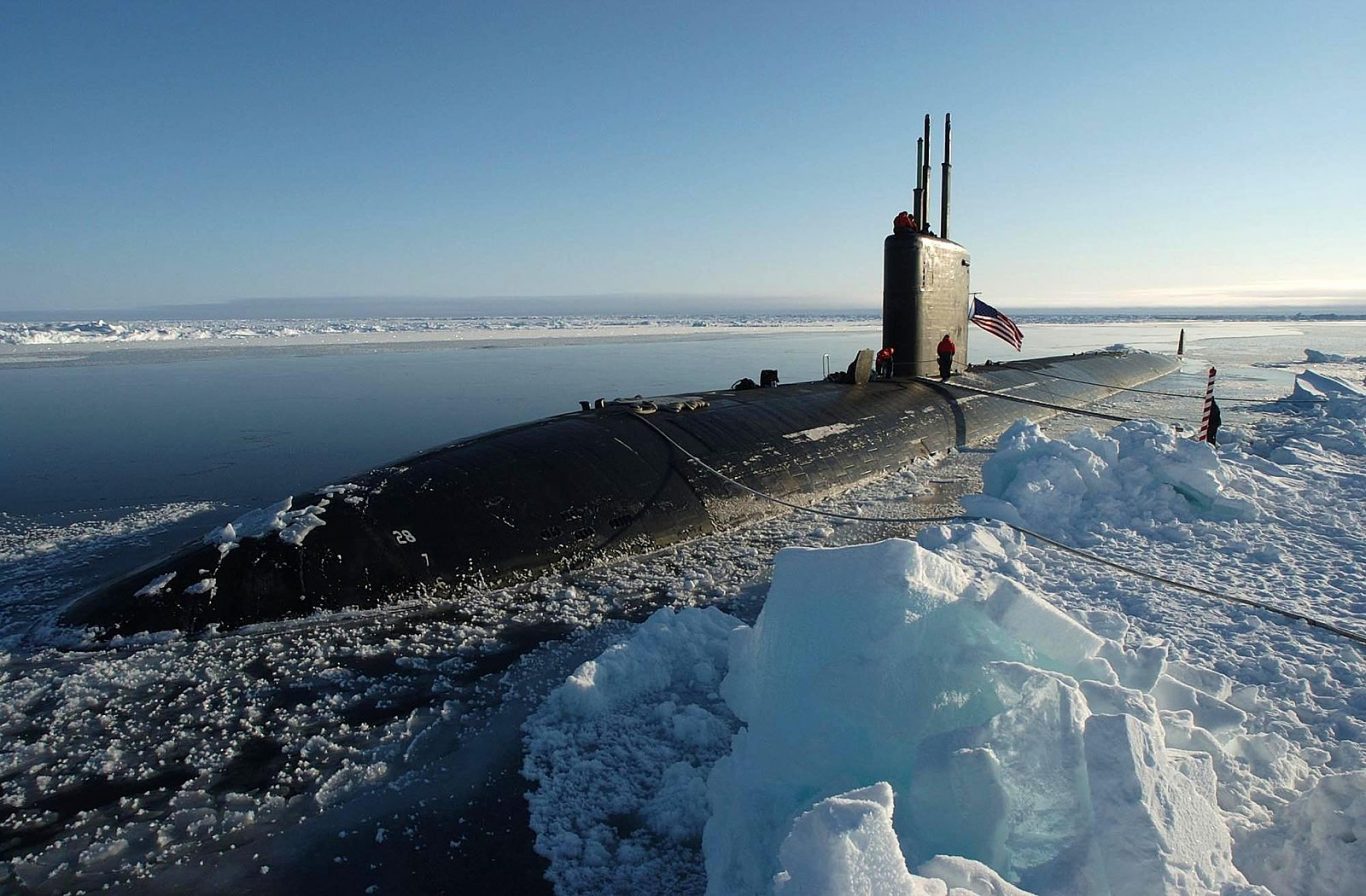 Den amerikanske ubåten USS Hampton på Nordpolen under en øvelse i 2004. Foto: Kevin Elliott / US Navy