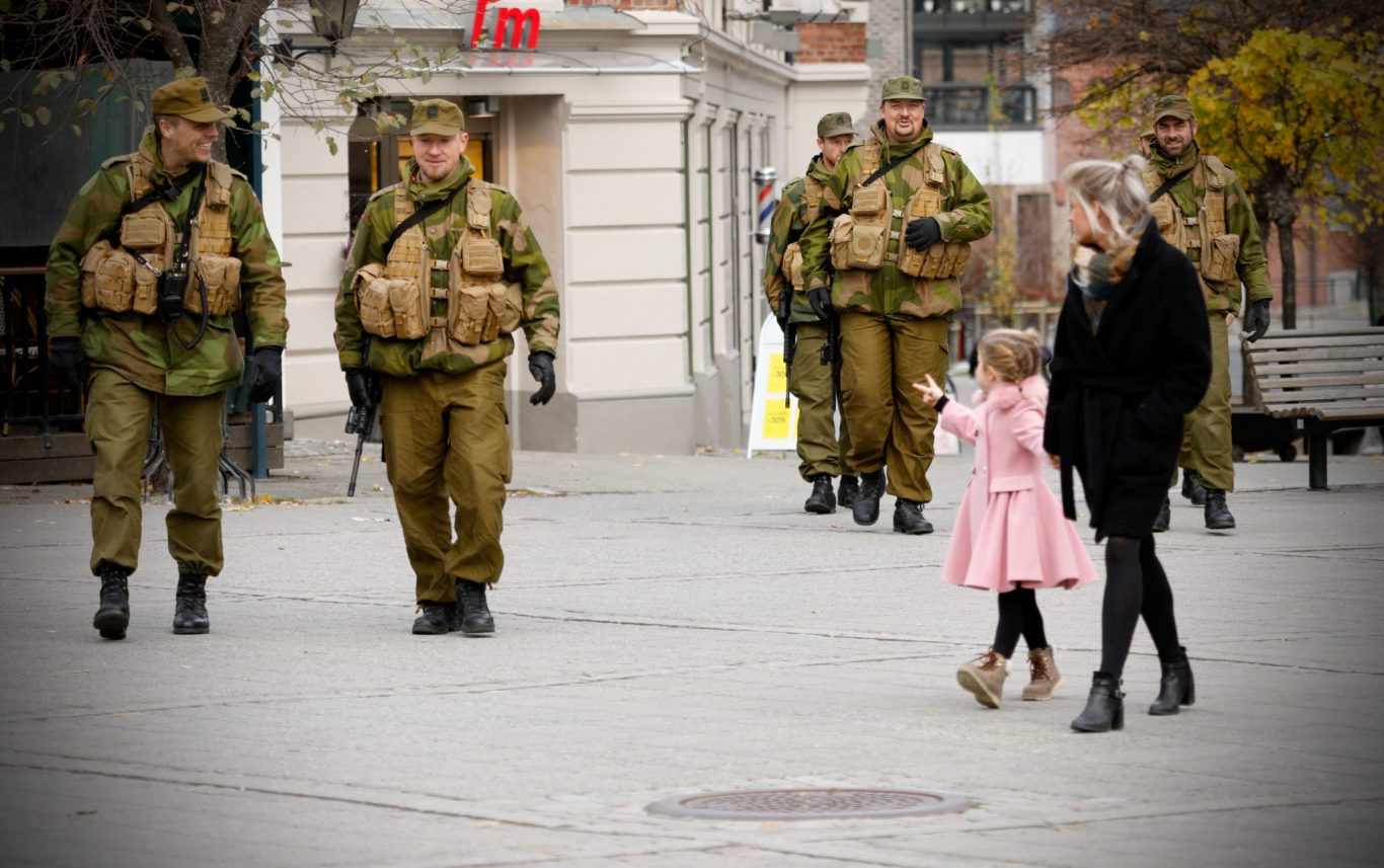 Heimevernsoldater fra HV-03 på sosialpatrulje i Hønefoss sentrum. Foto: Ove Ronny Haraldsen / Forsvaret