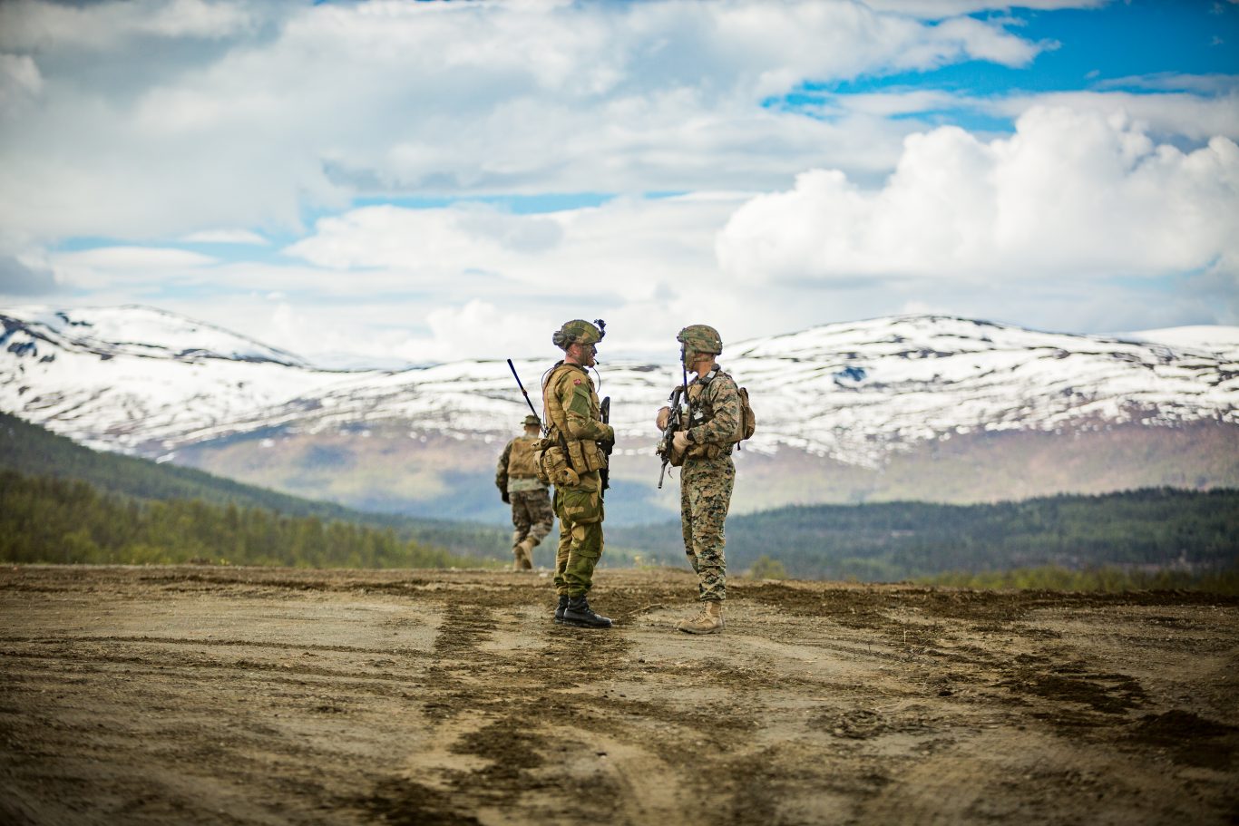 Norsk soldat snakker med amerikansk soldat fra US Marine Corps under øvelsen Thunder Reindeer på Setermoen. Foto: Frederik Ringnes/Forsvaret