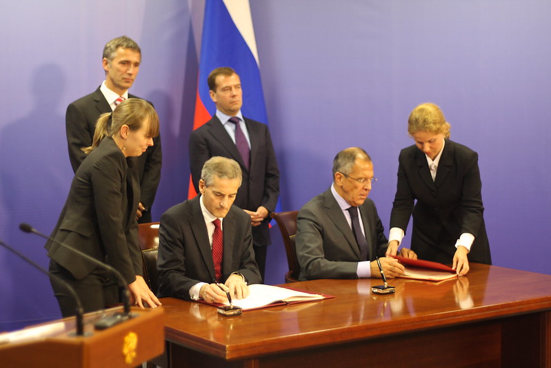 Norge og Russland undertegner avtalen om maritim avgrensning og samarbeid i Barentshavet og Polhavet. I nærvær av statsminister Jens Stoltenberg og Russlands president Dimitrij Medvedjev, ble avtalen undertegnet i Murmansk av utenriksministrene Jonas Gahr Støre og Sergej Lavrov, den 15. september 2010. Foto: Statsministerens kontor