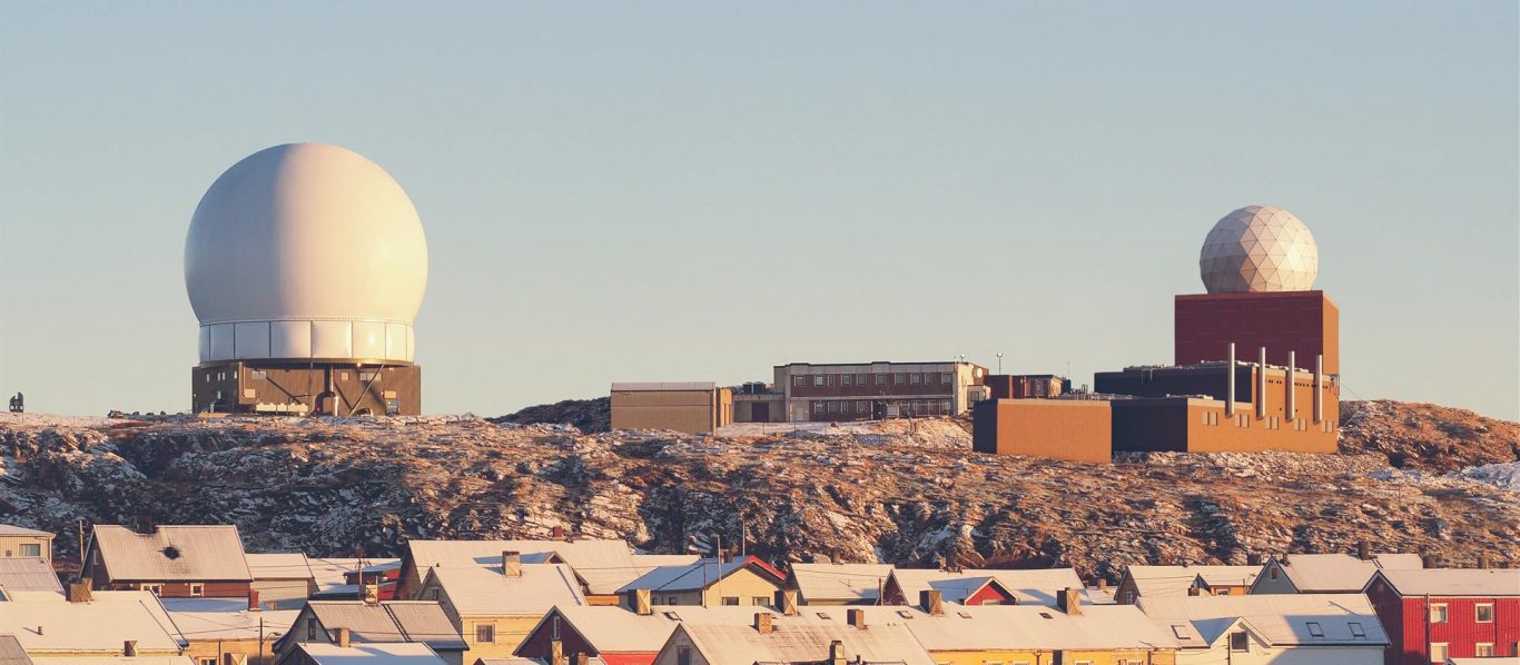 Globus-radarene i Vardø. Foto: Forsvaret