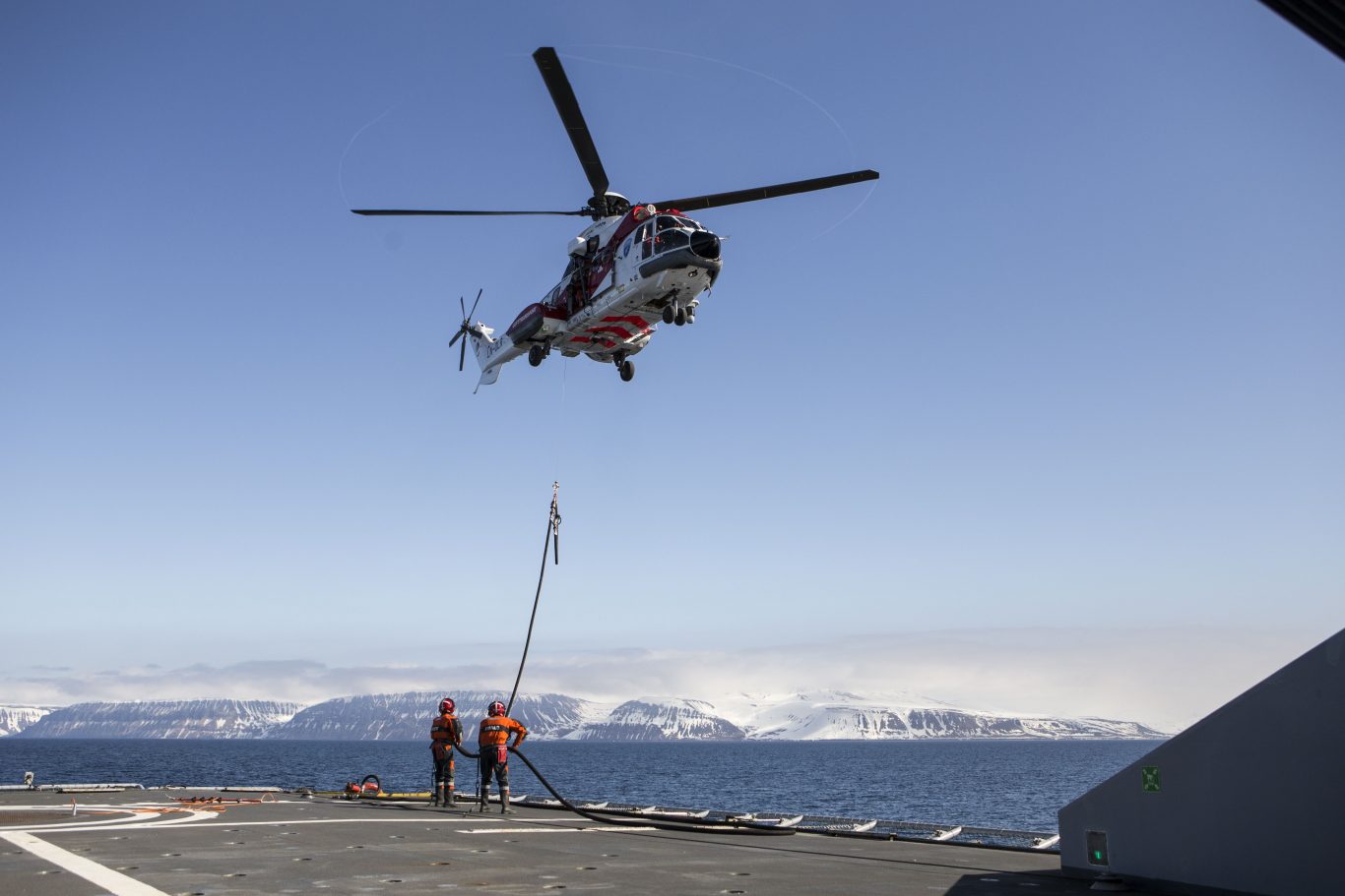 Kystvakta øver med helikopteret Superpuma i 2015. Samarbeid mellom militære og sivile er en viktig del av deres arbeid. Foto: Betzy Hänninen / Forsvaret