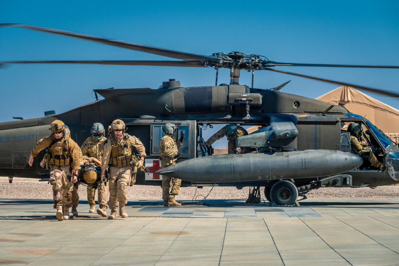 Soldater fra NORTU 5 (Norwegian Task Unit) trener på å evakuere sårede med med et amerikansk Blackhawk-helikopter, i Al-Assad, Irak i 2016. Foto: Ole-Sverre Haugli / Forsvaret.