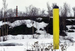 Russisk og norsk grensepåle 335 delt av Grense Jakobselv. Foto: Forsvarets mediearkiv