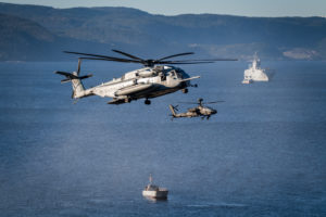 USMC CH-53 helikopter sammen med et Apache kamphelikopter, landgangsfartøy og støtteskip for amfibiske operasjoner, under NATO-øvelsen Trident Juncture i 2018. Foto: Ole-Sverre Haugli/Forsvaret.