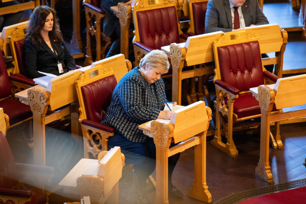 Statsminister Erna Solberg (H) i salen under førstegangsbehandlingen av koronaloven lørdag 21. mars. Foto: Stortinget