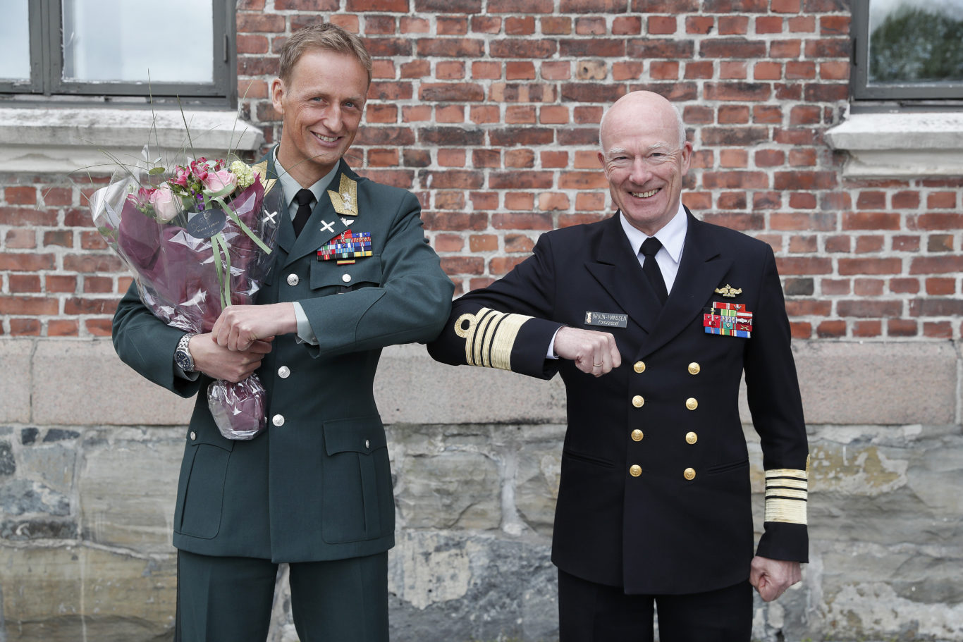 Forsvarssjef Admiral Haakon Bruun-Hanssen gratulerte den nye Forsvarssjefen, General Major Eirik Kristoffersen, 12. mai. Kristoffersen tar over i august 2020. Foto: Torbjørn Kjosvold / Forsvaret