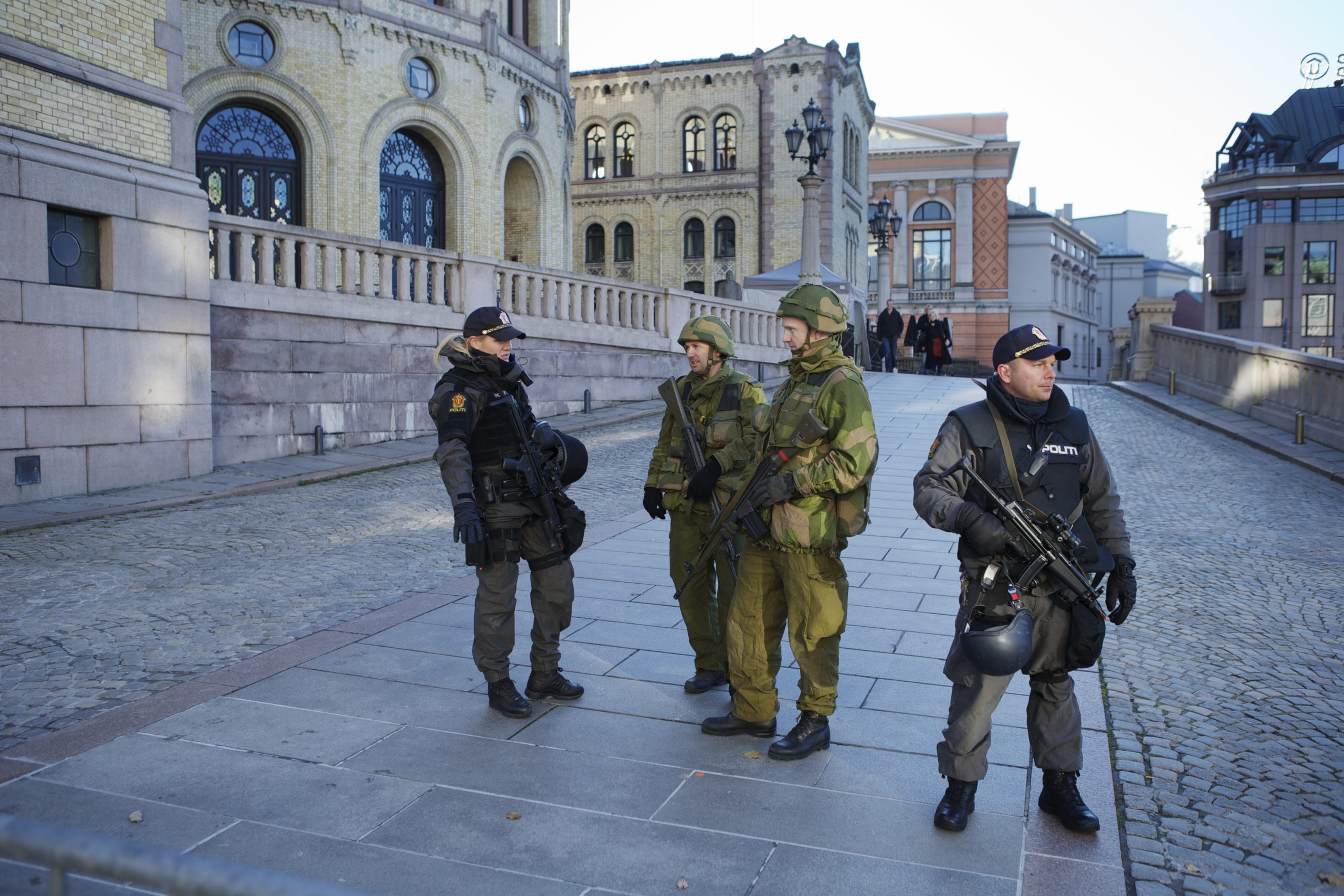 Politi og soldater fra Heimevernet utenfor Stortinget under en anti-terror øvelse i 2012. Foto: Forsvaret