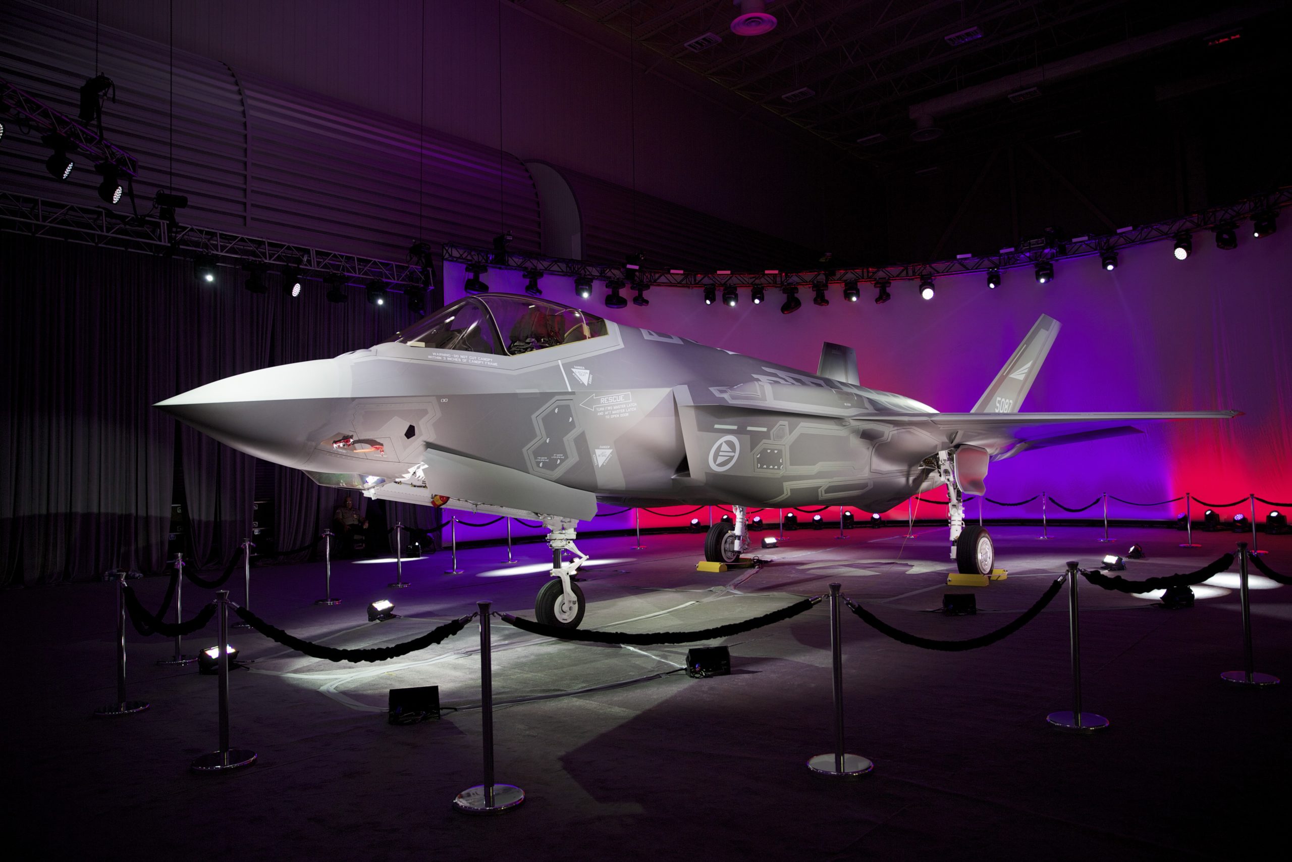 Det første norske F-35 jagerflyet, AM-1, på Lockheed Martin-fabrikken i Texas. Foto: Torgeir Haugaard / Forsvaret.