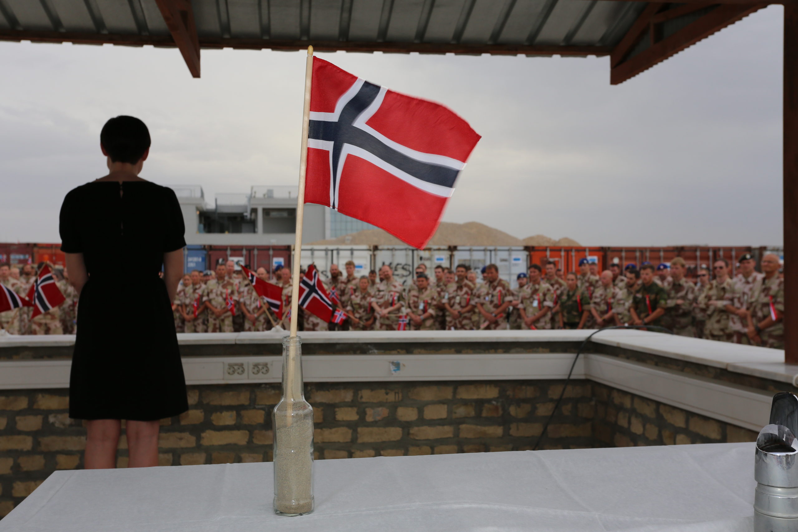 Forsvarsminister Ine Eriksen Søreide feirer 17. mai 2014 med de norske styrkene i Afghanistan. Foto: Asgeir Spange Brekke / FD / Forsvaret.