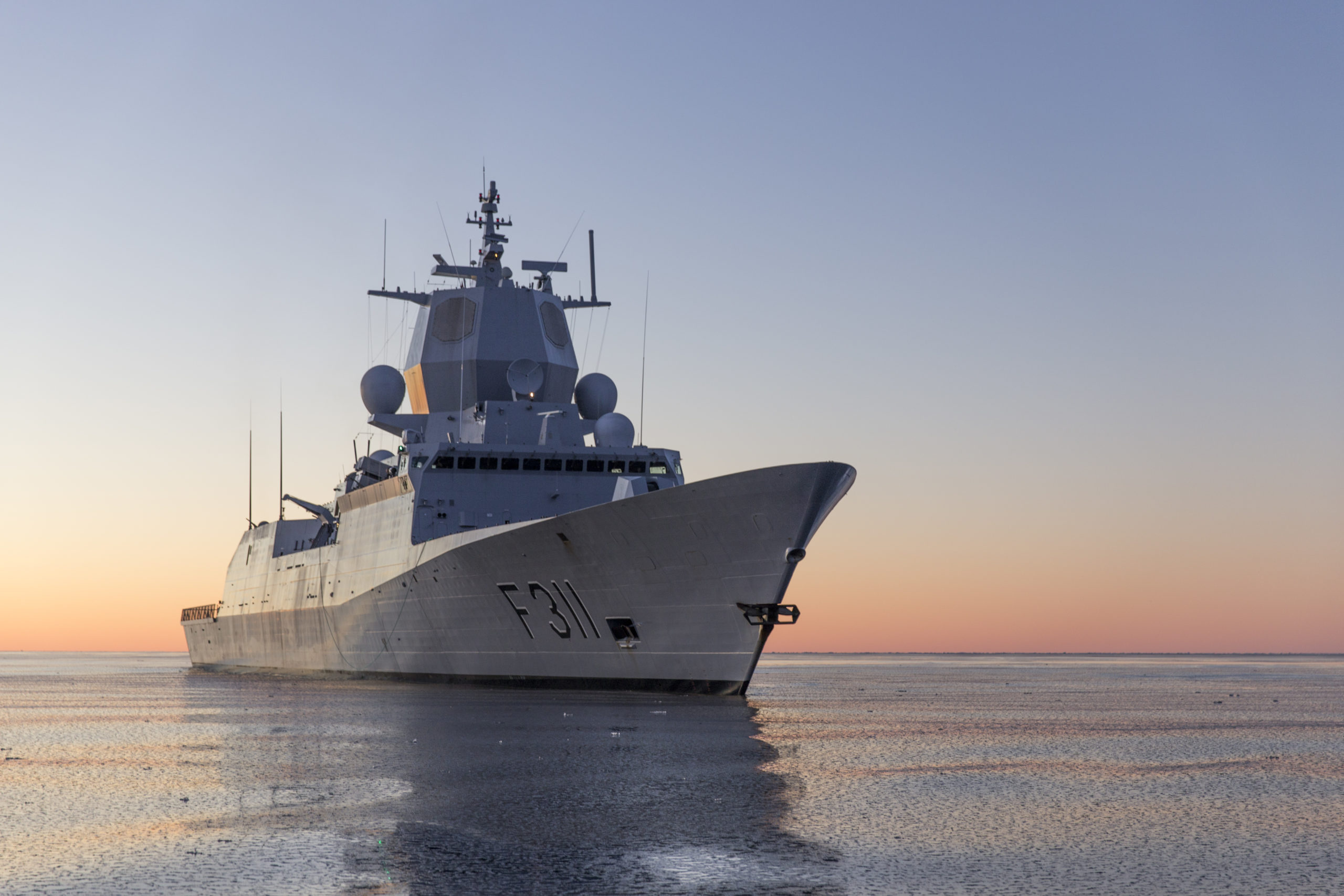 KNM Roald Amundsen, under ledelse av Skipssjef Eivind Kvalvåg, drar på tokt til Svalbard for å hevde suverenitet i området i 2016. Foto: Jakob Østheim / Forsvaret.