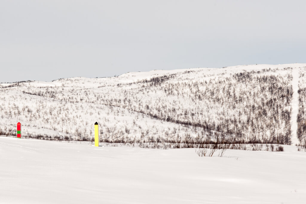 Grensestolper ved grensa mellom Norge og Russland. Foto: Kristian Verlo Vikestad / Forsvaret