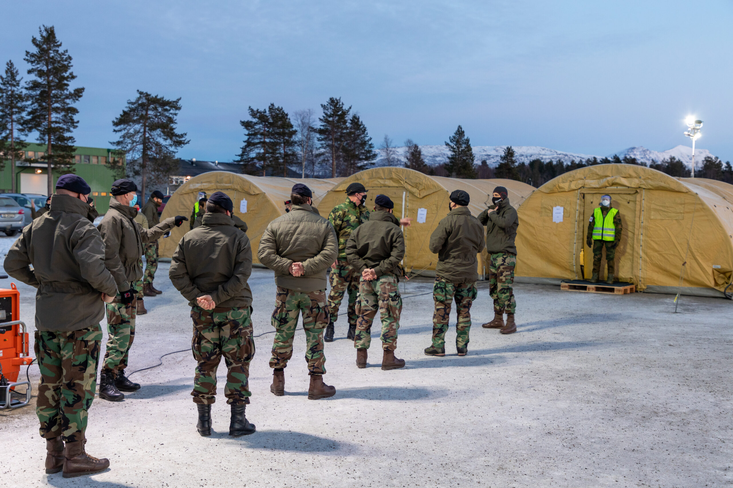 Nederlandske soldater klare for testing og karantene etter ankomst til Troms, i forbindelse med øvelsen Joint Viking som senere ble avlyst. Foto: Øyvind Baardsen/Forsvaret