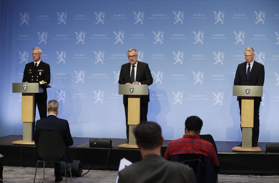 Fra venstre er Sjef E-tjenesten, Nils Andreas Stensønes, tidligere Sjef PST, Hans Sverre Sjøvold, og tidligere Sjef NSM, Kjetil Nilsen, under en pressekonferanse i 2021. Foto: Torbjørn Kjosvold/Forsvaret