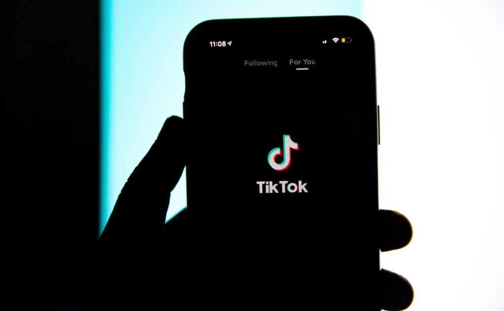 TikTok blir i økende grad brukt som nyhetskilde blant unge. Bilde: Solen Feyissa