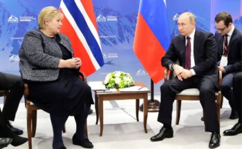 Solberg og Putin under International Arctic Forum i St. Petersburg i april 2019. Foto: Wikimedia Commons