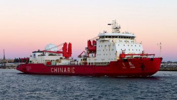 MV «Xue Long» er en kinesisk isbryter for polare farvann og et forskningsfartøy for Det kinesiske polarforskningsinstitutt. Navnet betyr «Snødragen». Foto: Bahnfrend/Wikimedia Commons