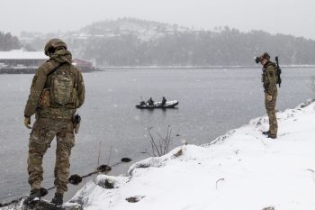 Operatører fra Minedykkerkommandoen klarerer kaien før mottak av alliert fartøy. Foto: Egil Ingebrigtsen / Forsvaret