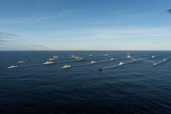 Rundt 25 fartøy i formasjon under Trident Juncture 2018. Foto: Christian Valverde / Forsvaret