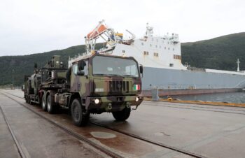 Italienske kjøretøy ankommer Åndalsnes i forbindelse med NATO øvelsen Trident Juncture 2018. Foto: Torbjørn Kjosvold / Forsvaret