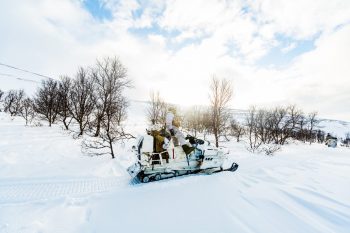 Soldater ved Kavalerieskadronen trener ved Garnisonen i Porsangermoen. Kavalerieskadronen er en kompanisstridsgruppe som er en del av Hærens styrking i Finnmark og en del av Finnmark landforsvar. Foto: Frederik Ringnes / Forsvaret