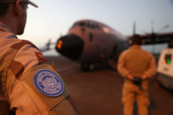 Tekniker fra NORTAD II i FN-operasjonen MINUSMA klargjør det norske Hercules flyet før oppdrag i Mali. Foto: Torbjørn Kjosvold / Forsvaret.