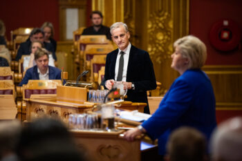 Jonas Gahr Støre (A) stiller spørsmål til statsminister Erna Solberg (H) i den første spørretimen i høstsesjonen. Foto: Stortinget
