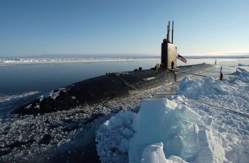 Den amerikanske ubåten USS Hampton på Nordpolen under en øvelse i 2004. Foto: Kevin Elliott / US Navy