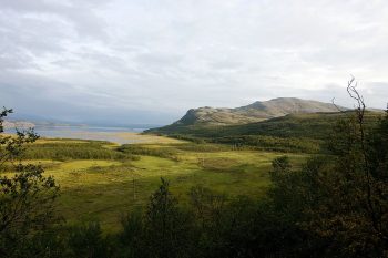 Utsikt mot Váldatgohppi og Kunsavárri i Porsanger.